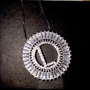 L Sparkly pendant necklace